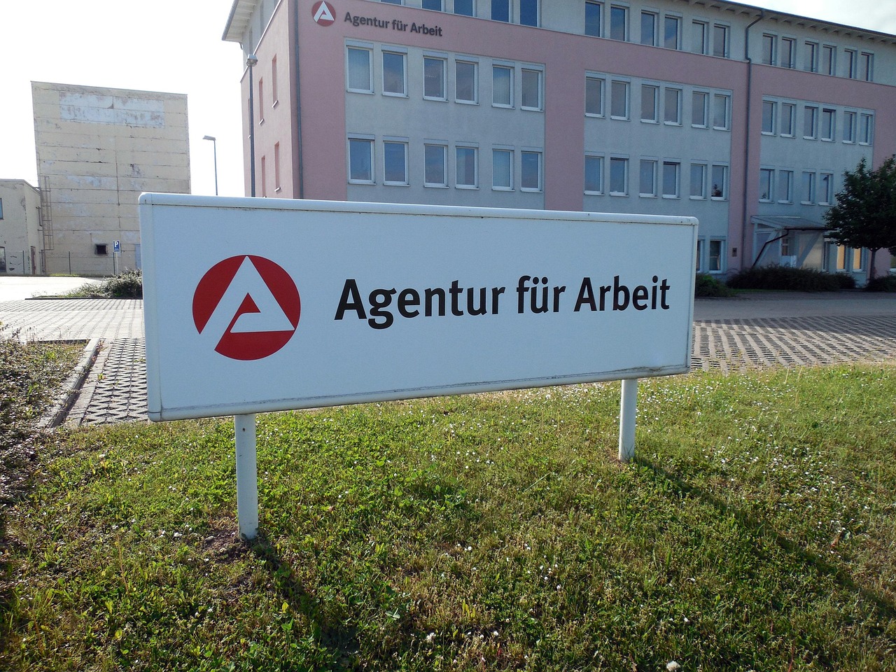 Arbeitslosenquote wird um 50% gesenkt